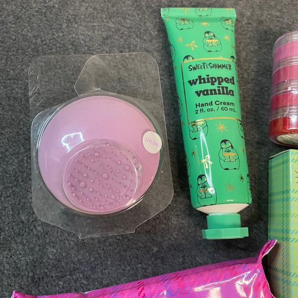 Sweet & Shimmer Beauty Set: Hand Cream, Lip Gloss, Bath Fizzer, Wipes Sponge New - Picture 5 of 5